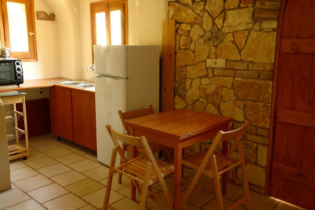 Musician'S Round House & Castello Βίλα Βάτος Δωμάτιο φωτογραφία