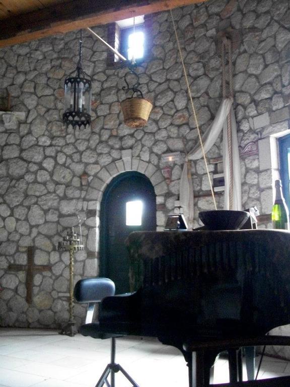 Musician'S Round House & Castello Βίλα Βάτος Εξωτερικό φωτογραφία