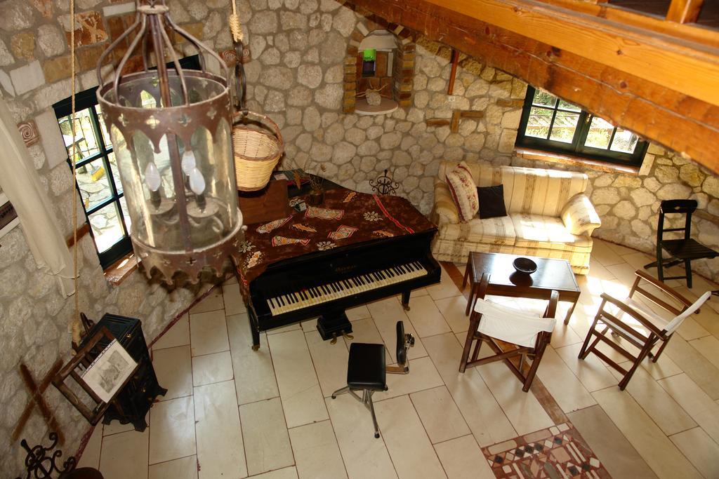 Musician'S Round House & Castello Βίλα Βάτος Εξωτερικό φωτογραφία